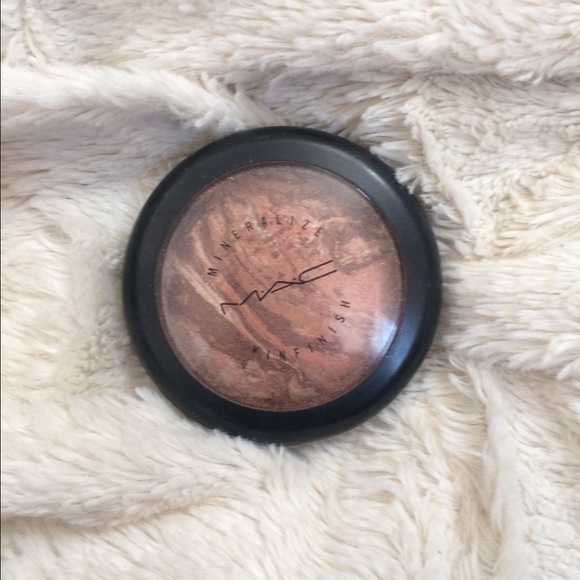 MAC Mineralized Skin Finish in Gold Spill