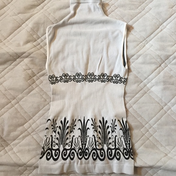 Turtle neck sleeveless top