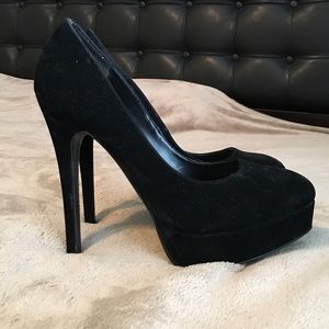 Sexy black pumps!