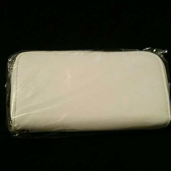 🚨SOLD🚨White double zip wallet w gold zippers..