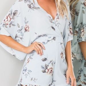Unforgettable play suit in light blue floral