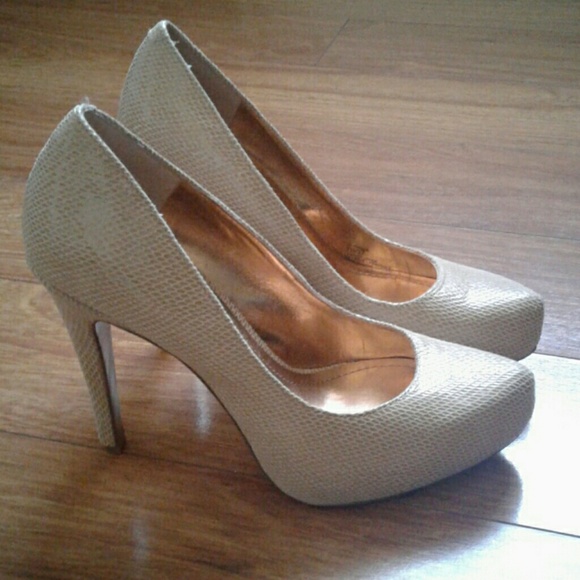 Beautiful pumps BCBG size 7
