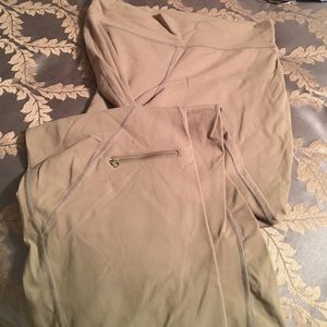 Yoga pants with pocket.