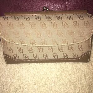 🔥💥🔥SALE🔥💥🔥Dooney&Bourke checkbook wallet