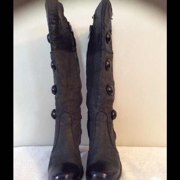 Leather button boots - Picture 2 of 4