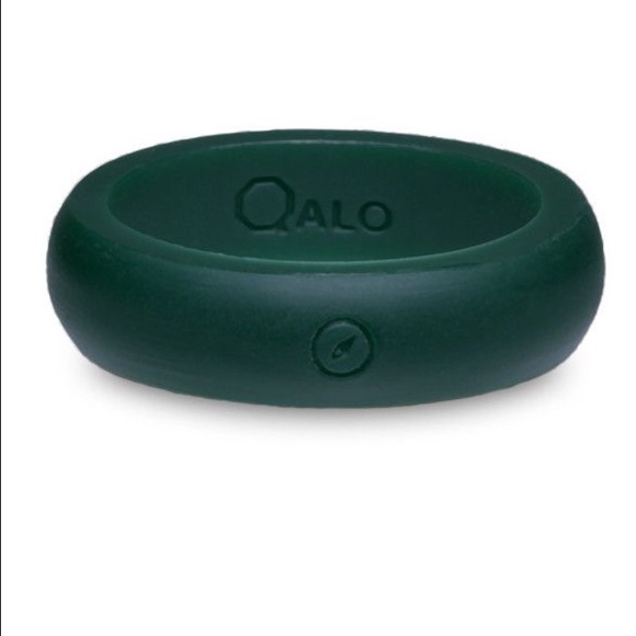 Qalo women's wedding band