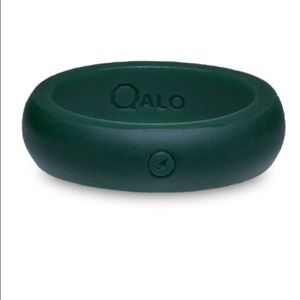 Qalo women's wedding band
