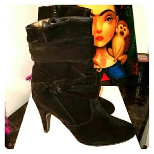 Venus Boots NIB