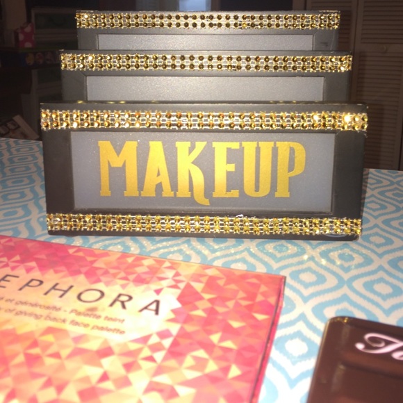 Makeup palette holder