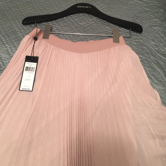 BCBG never wirn pleated long skirt/blush, li pink
