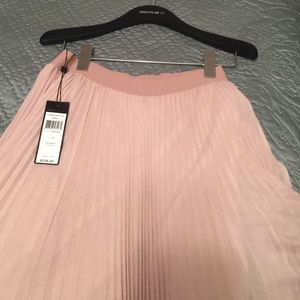 BCBG never wirn pleated long skirt/blush, li pink