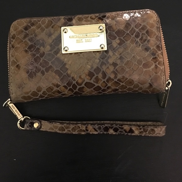 Michael Kors wallet-wristlet