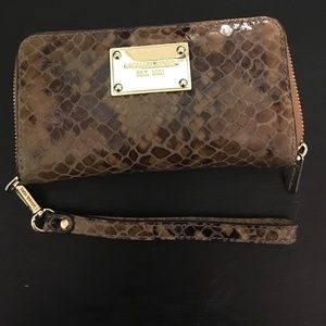 Michael Kors wallet-wristlet