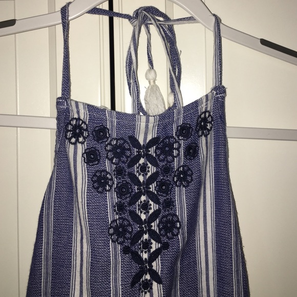 Cute Hollister halter top with open back - Picture 2 of 4