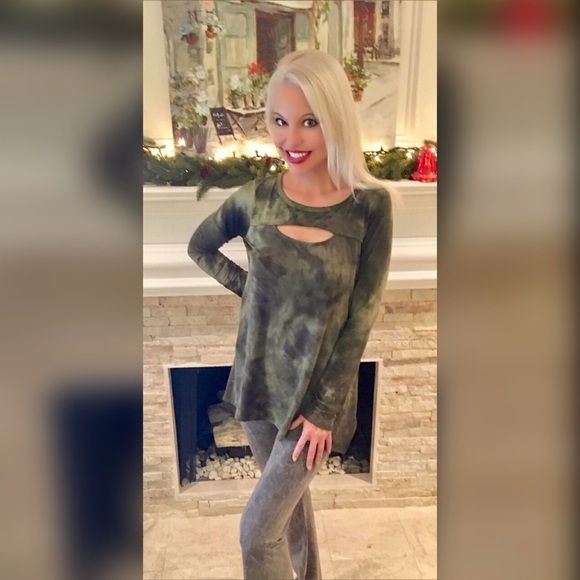 😊 Cut out olive tone tie dye tunic! LAST ONE - Picture 3 of 3