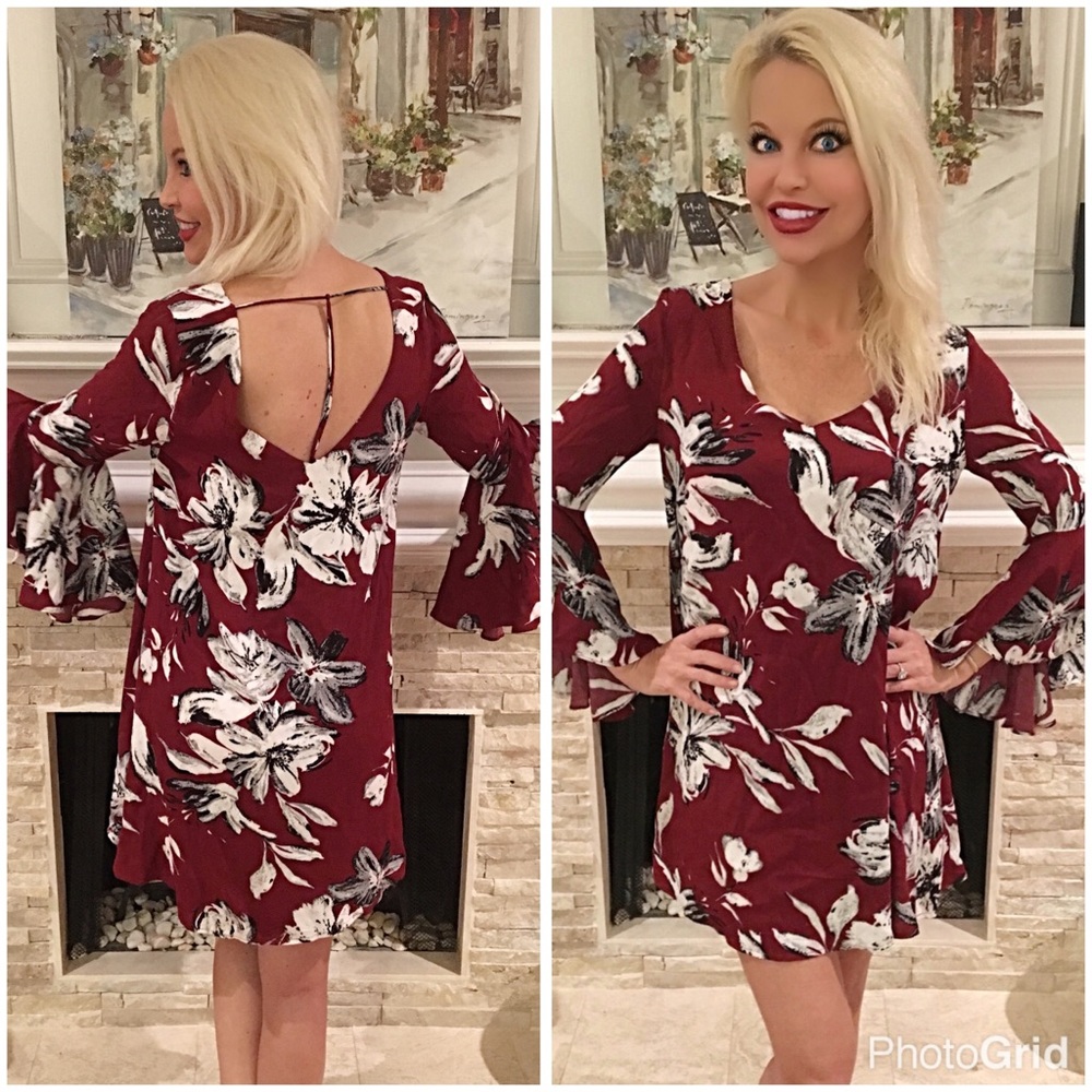 Floral print open back bell sleeve dress! Stunning - Picture 2 of 3
