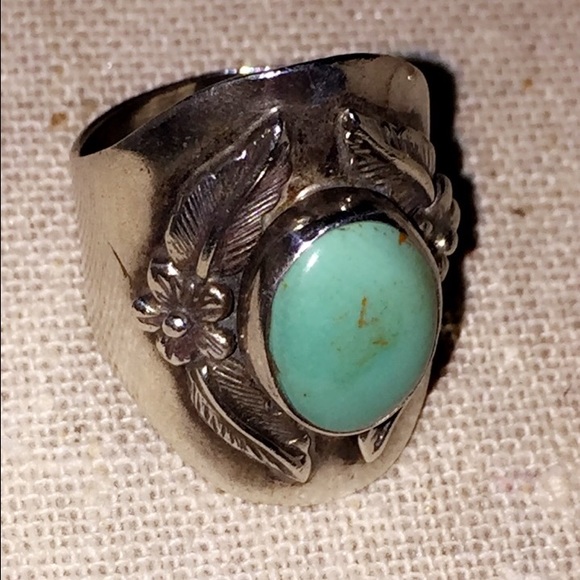Beautiful sterling silver ring w/ turquoise stone