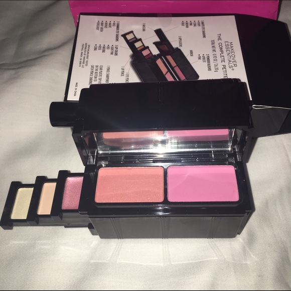 💄Makeup by Makeover Essentials. NEW NEVER USED 💄