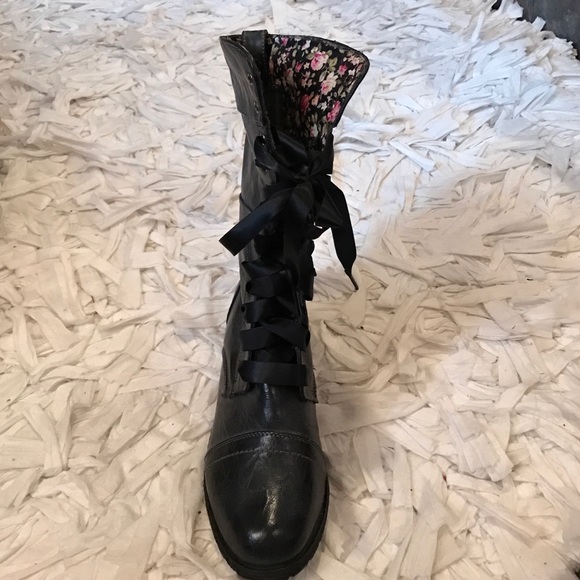 Lace up dark grey booties - Picture 2 of 4