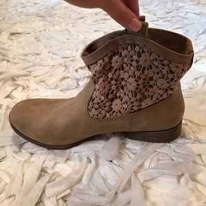 Light brown short boots with lace