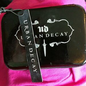 Urban decay Dangerous pallette -missing lip gloss