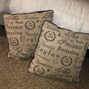 2 throw pillows