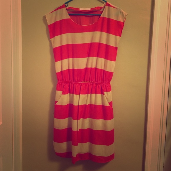 Light summer dress with pockets!