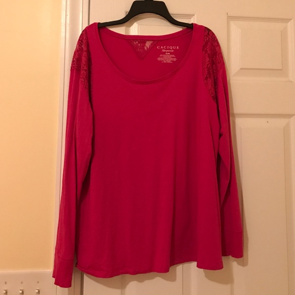 Adorable lace detailed Cacique sleep top