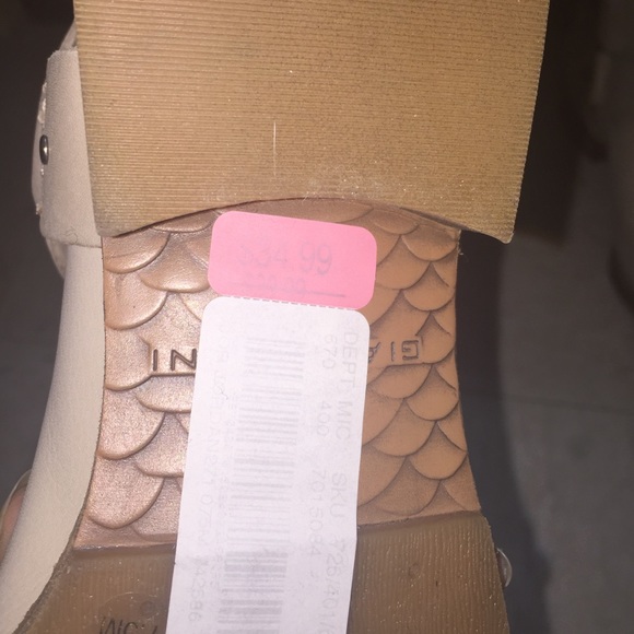 Gianni Bini leather ankle boots. - Picture 2 of 2