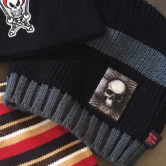 Kid's Grey & Black skull beanie and Scarf!