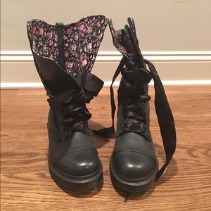 Dr. Martens Floral Combat Boots, size 8 NEW w/ box