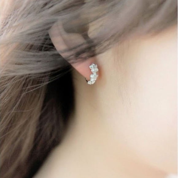 ❤️4 for $20 Sale❤️cute silver flower hoop earrings - Picture 2 of 4