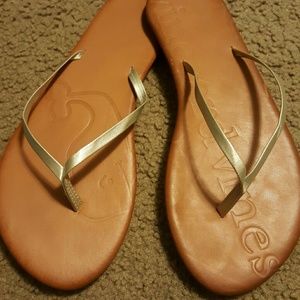 Vineyard Vine Flip Flops