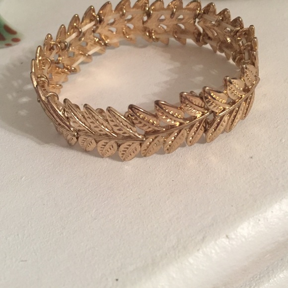 Gold leaf bracelet - Picture 2 of 3