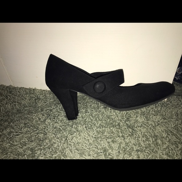 American Eagle size 7 1/2 black suede heals