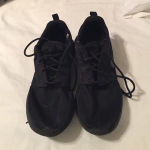 All Black nike Roshe Run