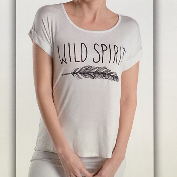 🐞White wild🐞spirit feather lightweight tee
