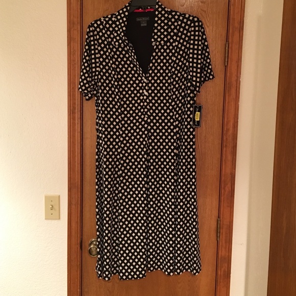 Black and white Jessica Howard dress