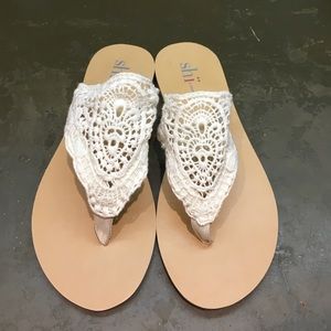Never worn Shi by Journeys flip flops