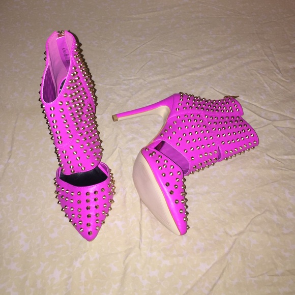 Red Kiss Studded Ankle Booties Sz 9 *SALE!!*