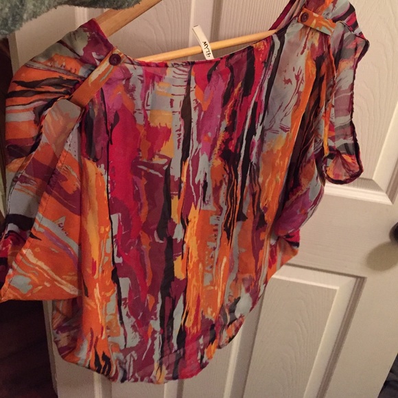 Myth | Open Shoulder Blousr - Picture 3 of 4