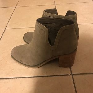 Short suede boot