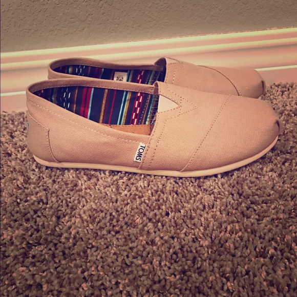NWT!!!! Tan Toms size 8.5