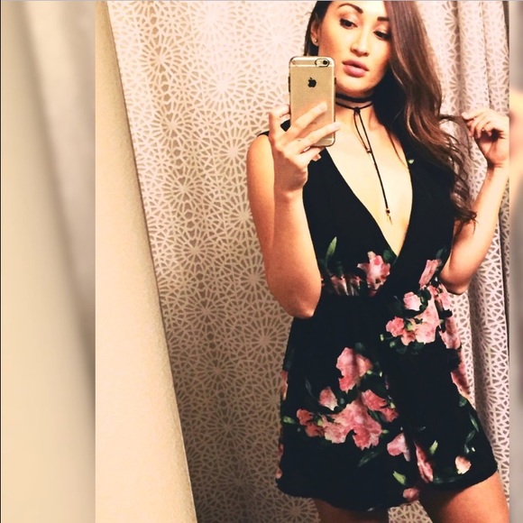 Reverse Dresses & Skirts - Flirty, Floral dress from Revolve 🌸