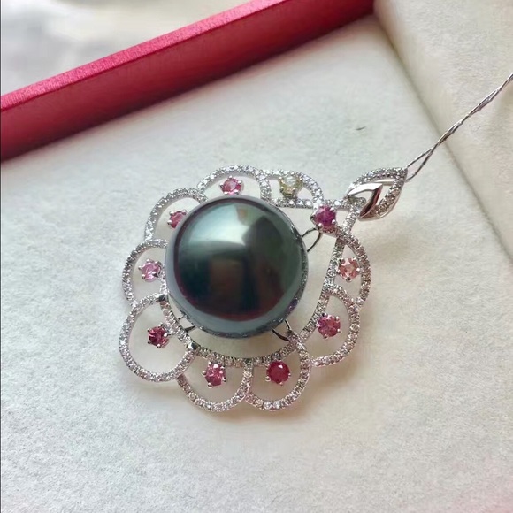 Tahitian pearl pendant