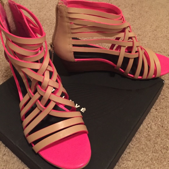 NWOT🎀 Leather 2" wedge sandel