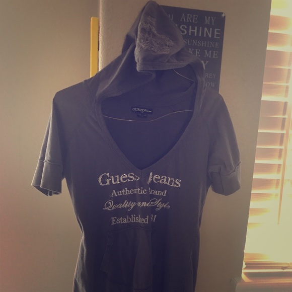 Short sleeve hoodie shirt guess and cute