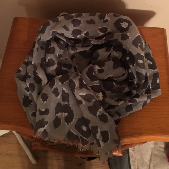 Grey leopard distressed scarf