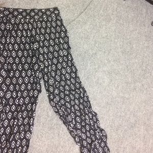 Juniors medium black and white diamond pants