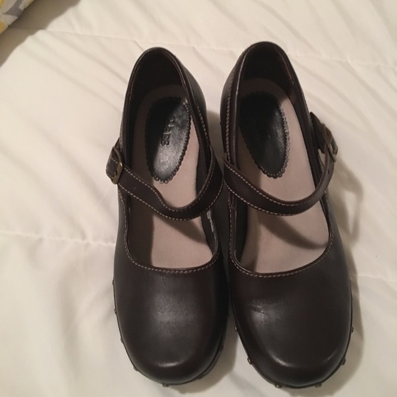 This is a Nice Pair of Bass Clogs.